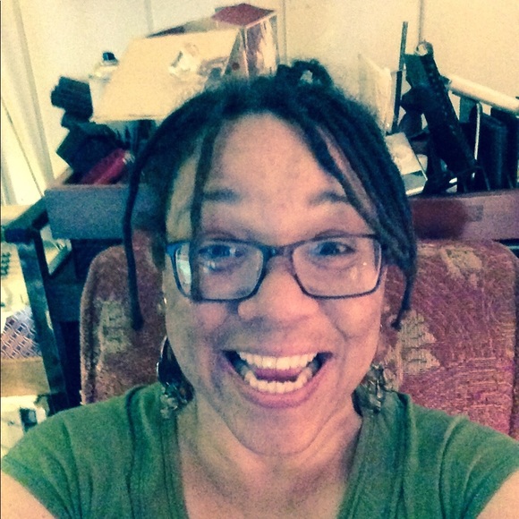 Meet your Poshers, Ulises & Christine - Picture 3 of 4